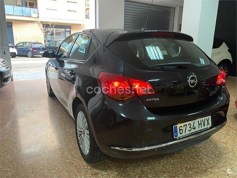 Usado Opel Astra Selective 115 CV (84 kW) 2014 Negro Berlina