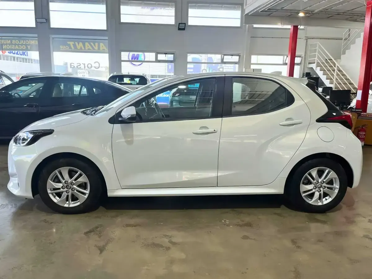 Usado Toyota Yaris Hybrid Plus 116 CV (85 kW) 2024 Blanco Berlina