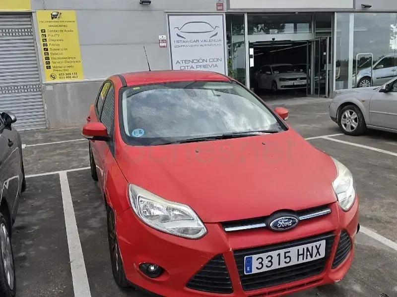 Usado Ford Focus Trend 100 CV (73 kW) 2013 Rojo Berlina