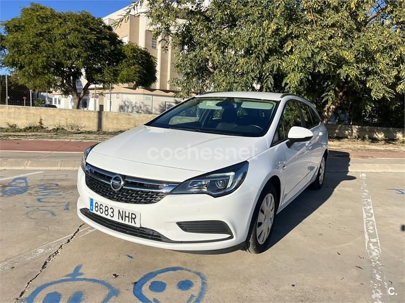 Używany Opel Astra Selective 105 KM (77 kW) 2016 Biały Kombi