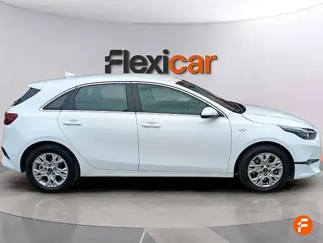 Usado Kia Ceed 136 CV (100 kW) 2023 Blanco Utilitario