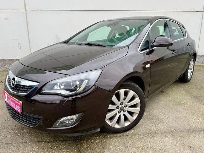 Usado Opel Astra 140 CV (102 kW) 2012 Marrón Berlina