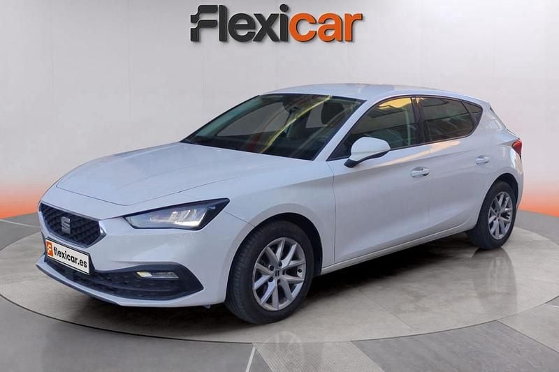 Usado Seat Leon Style 140 CV (102 kW) 2021 Blanco Familiar