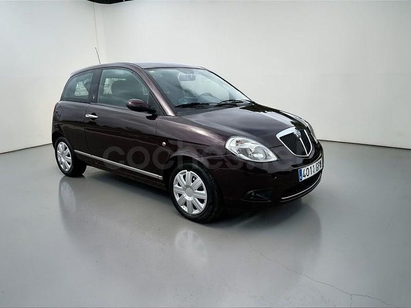 Usado Lancia Ypsilon 77 CV (56 kW) 2009 Granate Utilitario