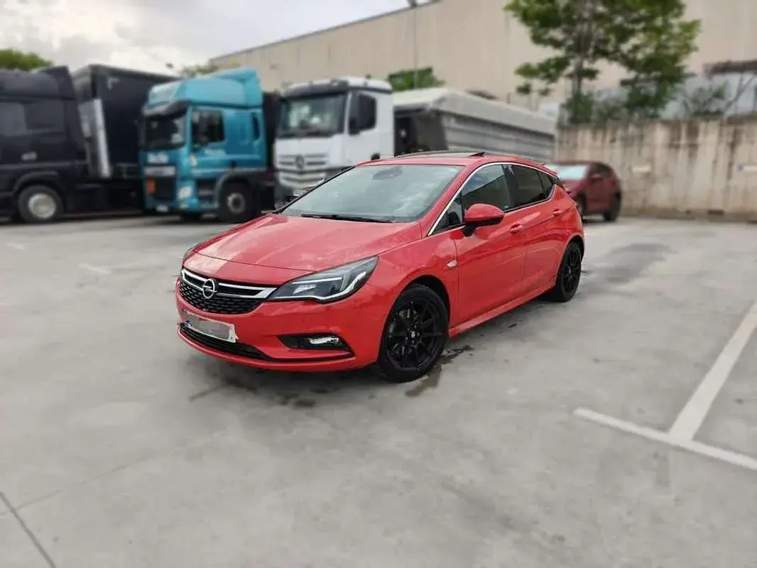 Usado Opel Astra Excellence 200 CV (147 kW) 2017 Rojo Utilitario