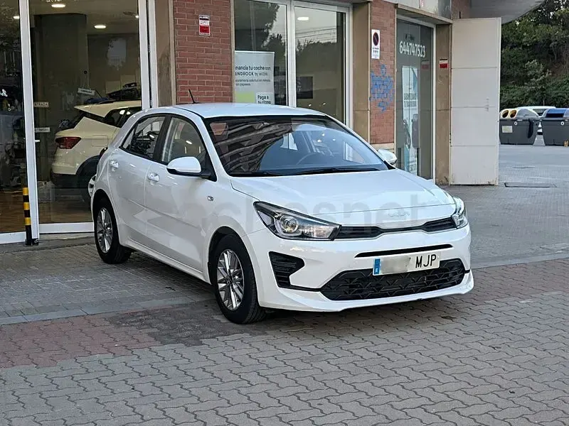 Usado Kia Rio 84 CV (61 kW) 2023 Blanco Berlina