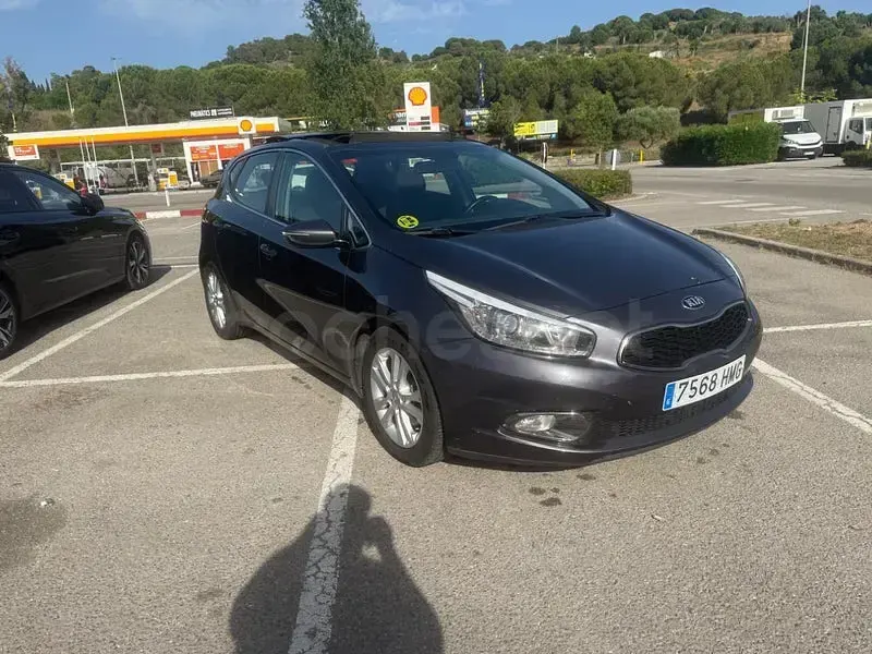 Usado Kia Ceed GT 90 CV (66 kW) 2012 Gris / plata Berlina