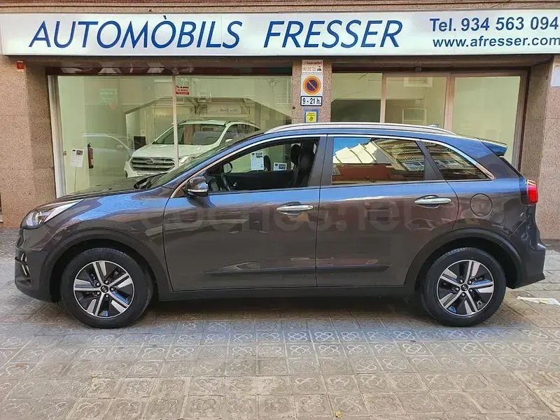 Usado Kia Niro 141 CV (103 kW) 2022 Gris / plata SUV