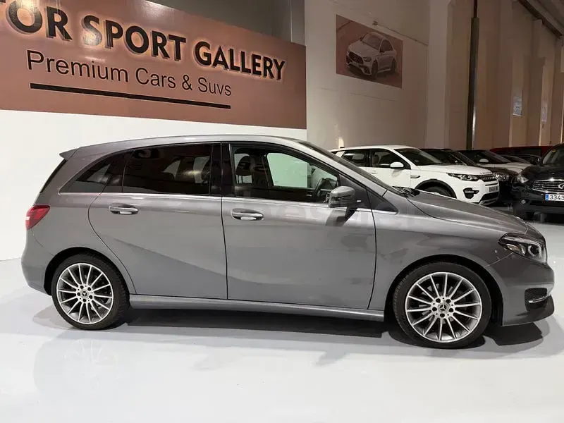 Usado Mercedes B200 136 CV (100 kW) 2018 Gris / plata Utilitario