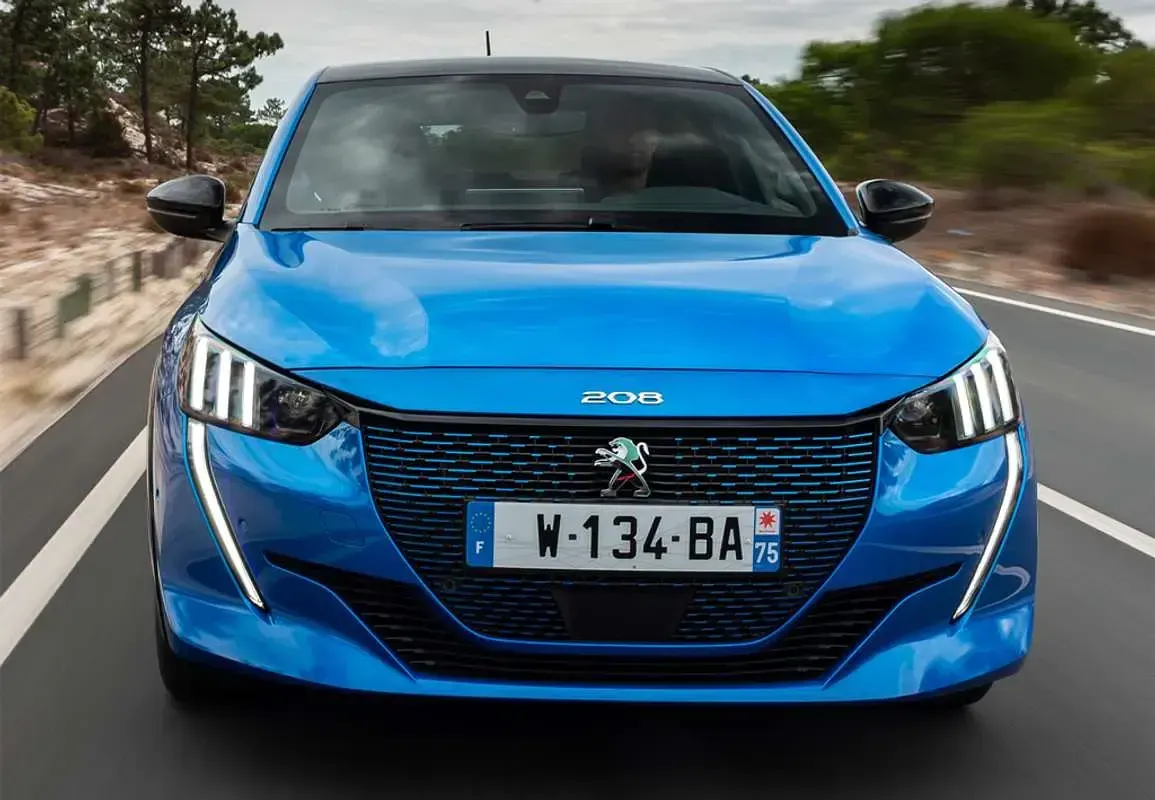 Usado Peugeot e-208 Allure 100 kW (136 CV) 2021 Blanco Utilitario