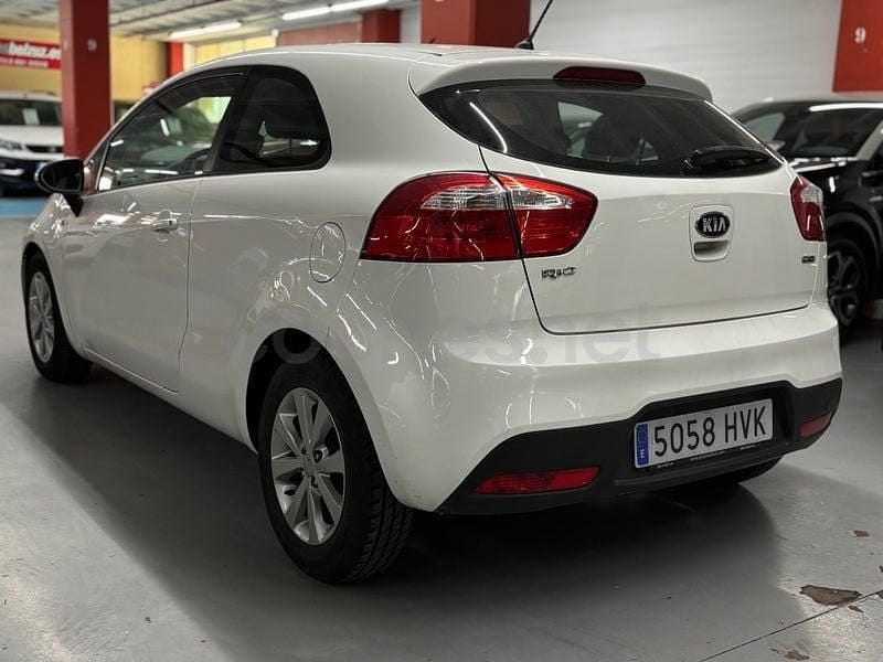 Usado Kia Rio 90 CV (66 kW) 2014 Blanco Berlina