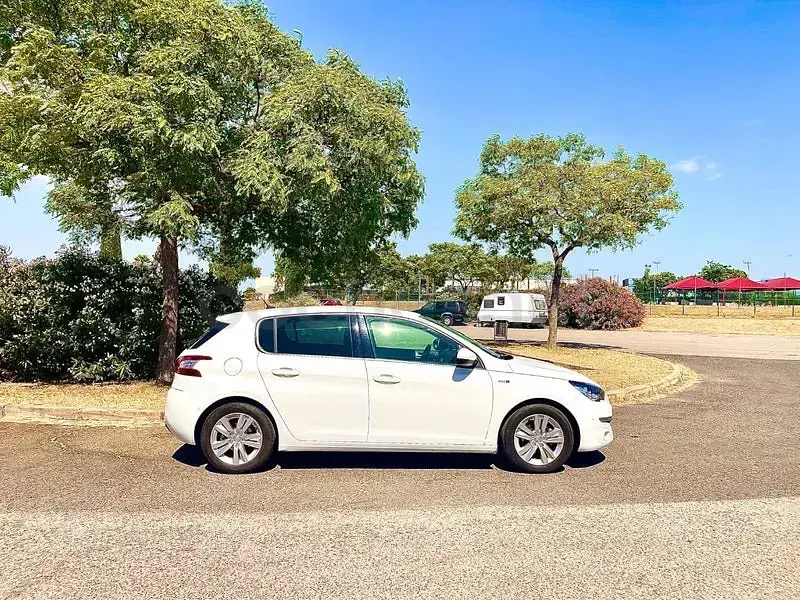 Usado Peugeot 308 Active 130 CV (95 kW) 2017 Blanco Berlina