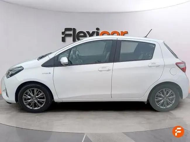 Usado Toyota Yaris Hybrid Active 100 CV (73 kW) 2018 Blanco
