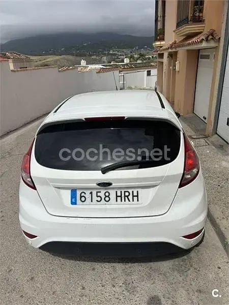 Usado Ford Fiesta Trend 75 CV (55 kW) 2013 Blanco Berlina