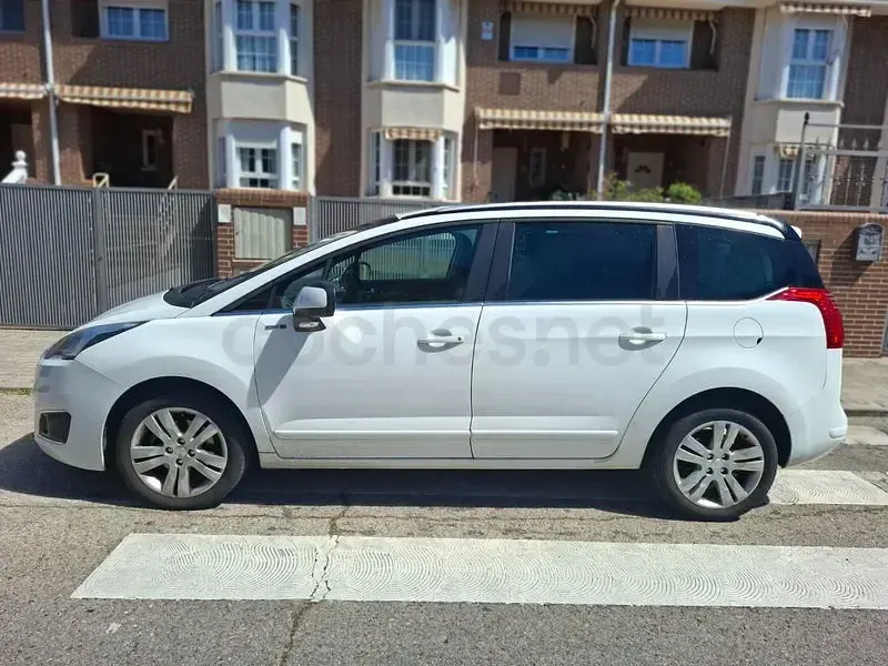 Usado Peugeot 5008 Access 130 CV (95 kW) 2015 Blanco Monovolumen