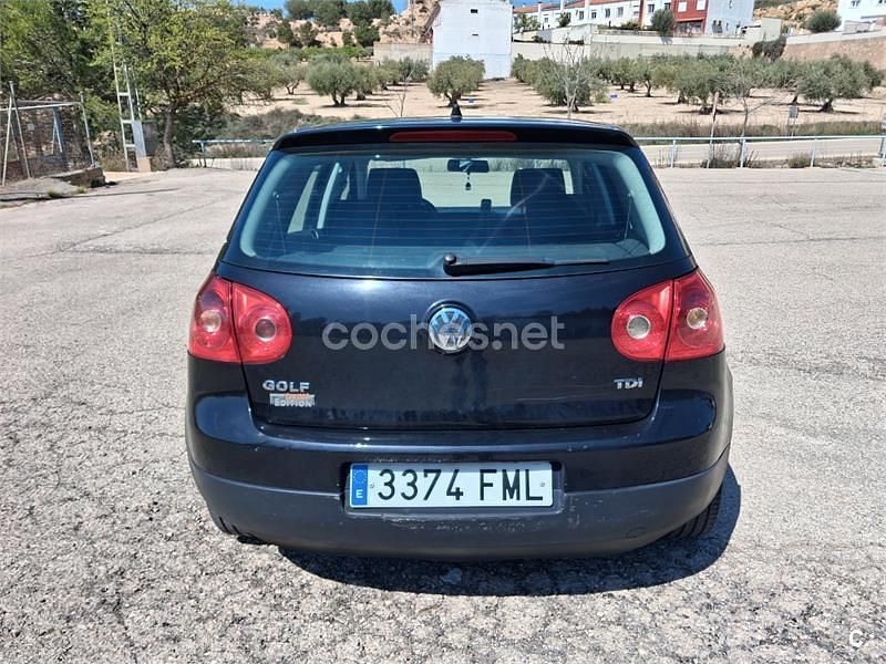 Usado VW Golf V Highline 105 CV (77 kW) 2007 Negro Berlina