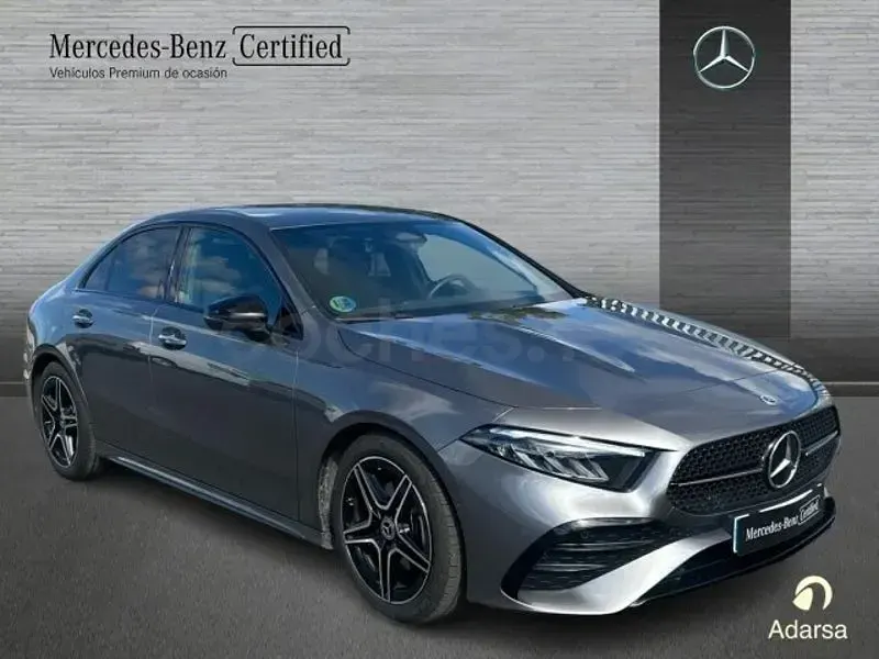 Usado Mercedes A180 136 CV (100 kW) 2025 Gris / plata Berlina