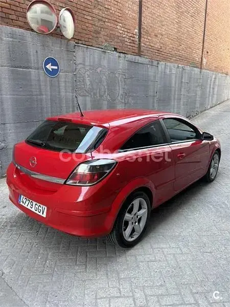 Usado Opel Astra GTC Sport 110 CV (80 kW) 2008 Rojo Berlina