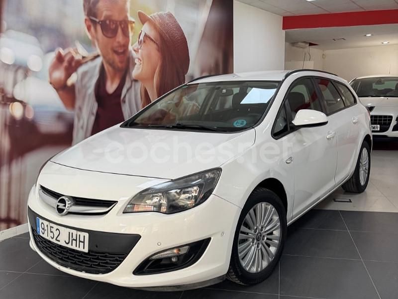 Blanco Usado 2015 Opel Astra Selective Familiar | 7990 € (Precio justo) - Imagen 1/4