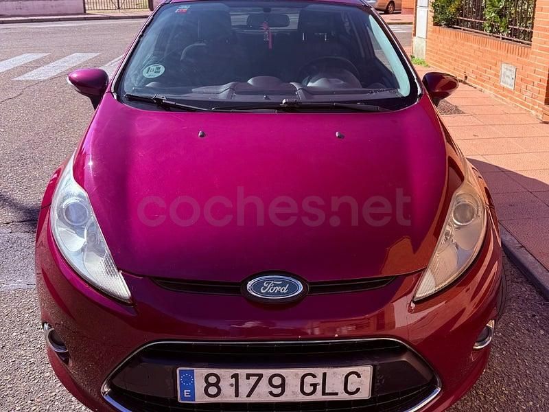 Usado Ford Fiesta Titanium 90 CV (66 kW) 2009 Granate Utilitario