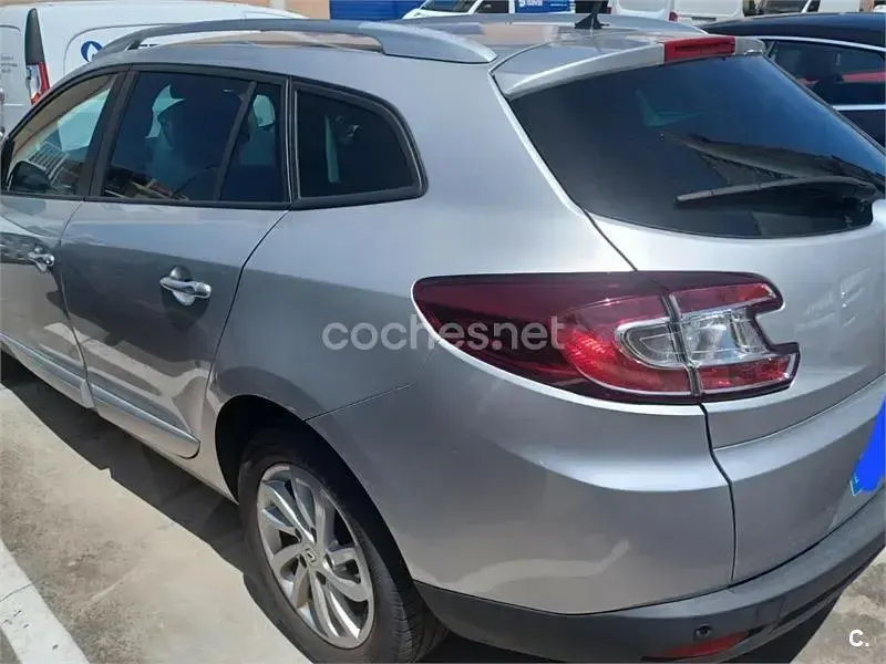 Usado Renault Mégane GrandTour LIMITED 115 CV (84 kW) 2015 Gris / plata Familiar