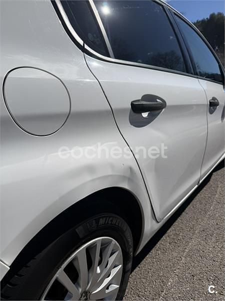 Usado Peugeot 308 Active 100 CV (73 kW) 2016 Blanco Berlina