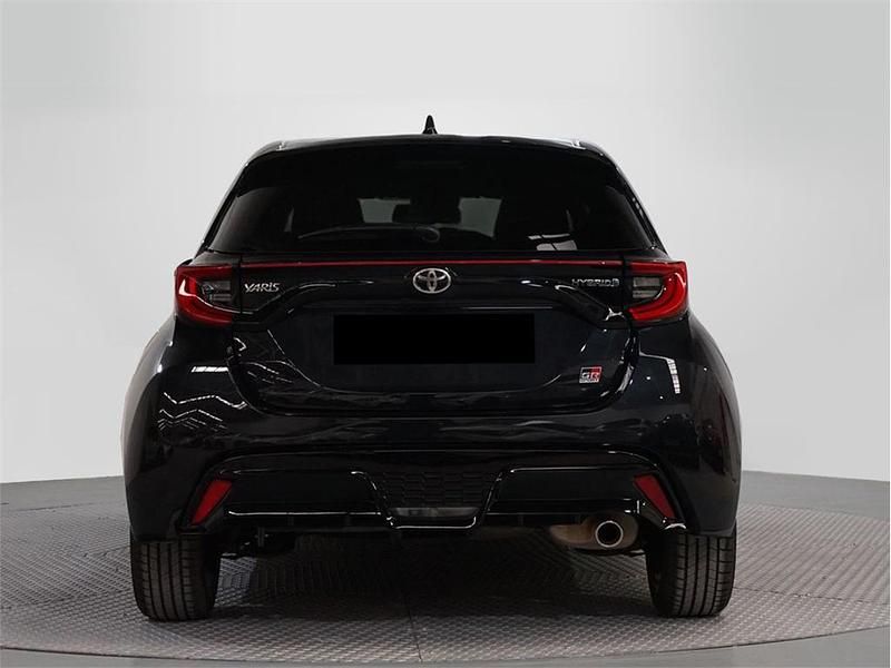 Usado Toyota Yaris Hybrid Sport 116 CV (85 kW) 2023 Negro azabache Utilitario