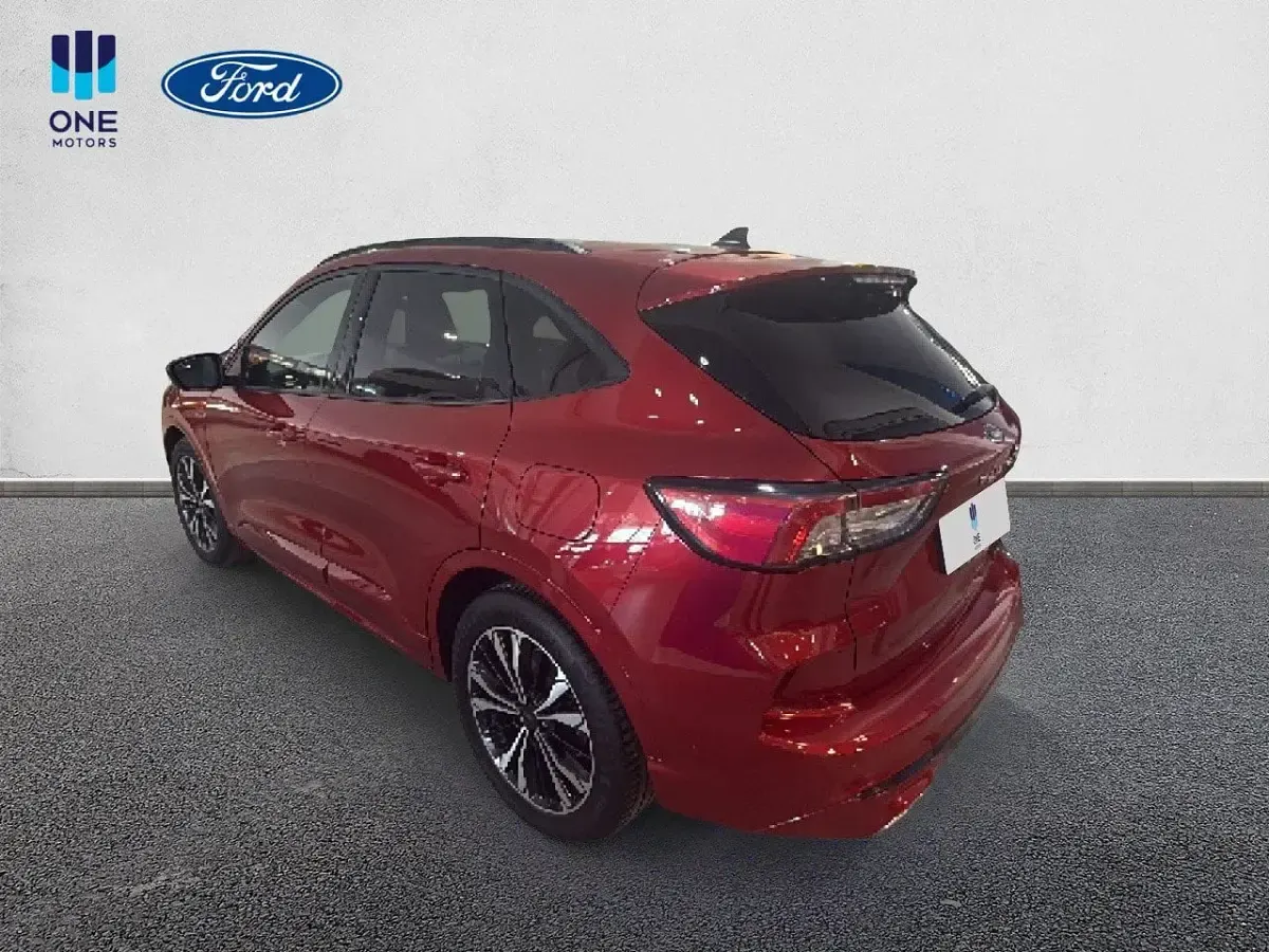 Usado Ford Kuga ST-Line X 150 CV (110 kW) 2022 Rojo lucid (metalizado) SUV