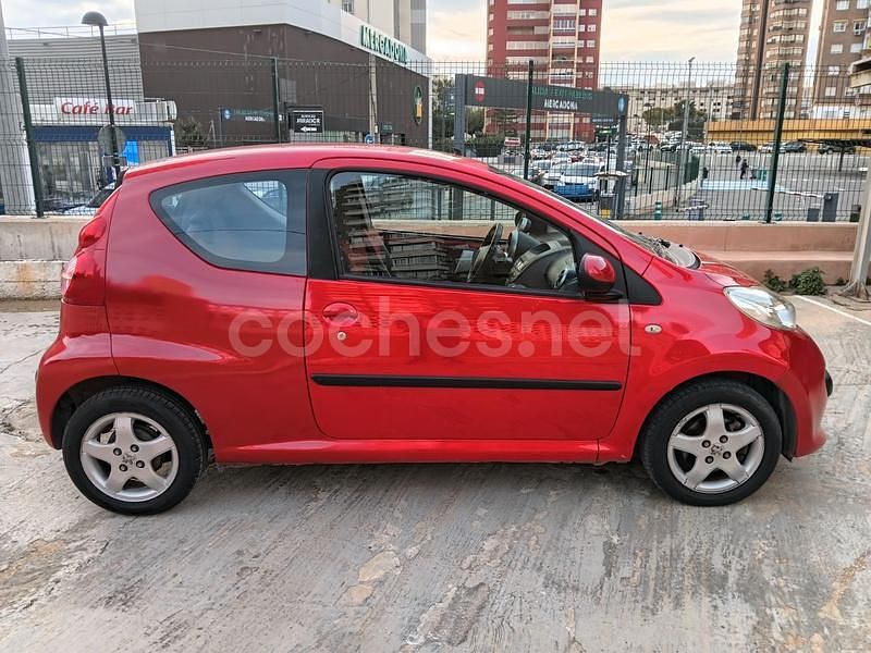 Usado Peugeot 107 Urban Move 68 CV (50 kW) 2008 Rojo Utilitario