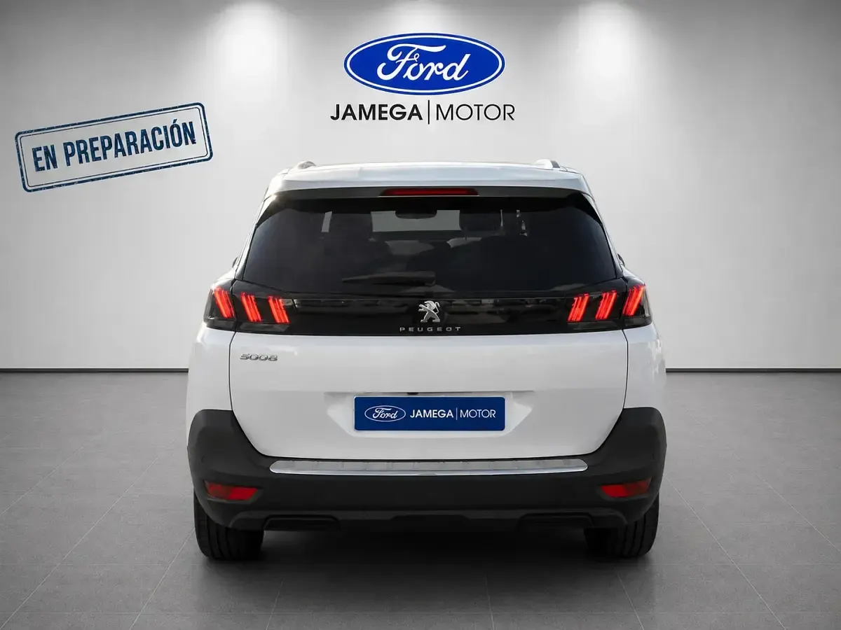 Usado Peugeot 5008 Allure 130 CV (95 kW) 2022 Blanco SUV