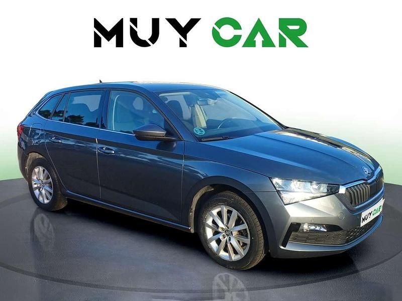 Usado Skoda Scala 110 CV (80 kW) 2022 Gris Utilitario