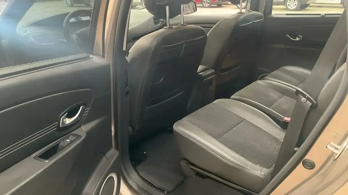 Usado Renault Scenic E-Tech Dynamique 131 CV (96 kW) 2011 Marrón Monovolumen