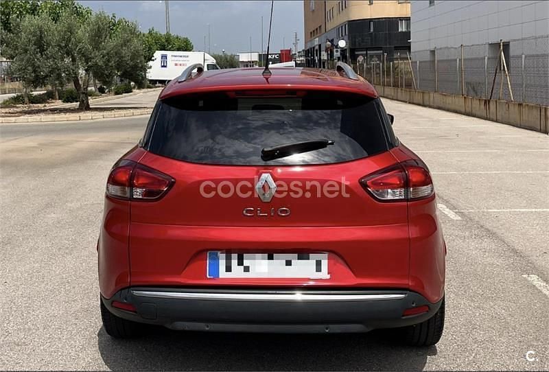 Usado Renault Clio GrandTour Zen 90 CV (66 kW) 2019 Rojo Familiar