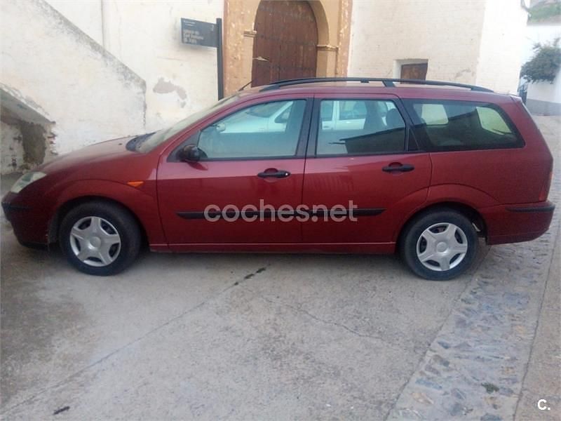 Usado Ford Focus Ghia 90 CV (66 kW) 2002 Granate Familiar