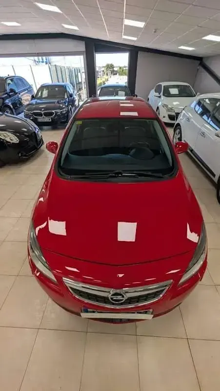 Usado Opel Astra Cosmo 110 CV (80 kW) 2012 Rojo Utilitario