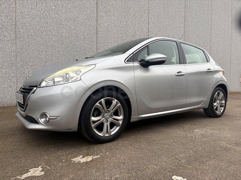 Usado Peugeot 208 Allure 82 CV (60 kW) 2014 Gris / plata Utilitario