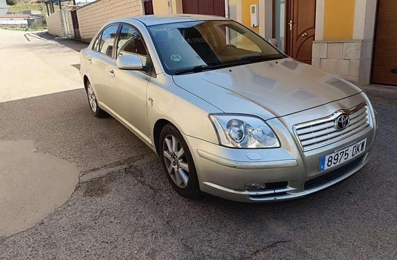 Usado Toyota Avensis Sol 116 CV (85 kW) 2006 Plateado Berlina