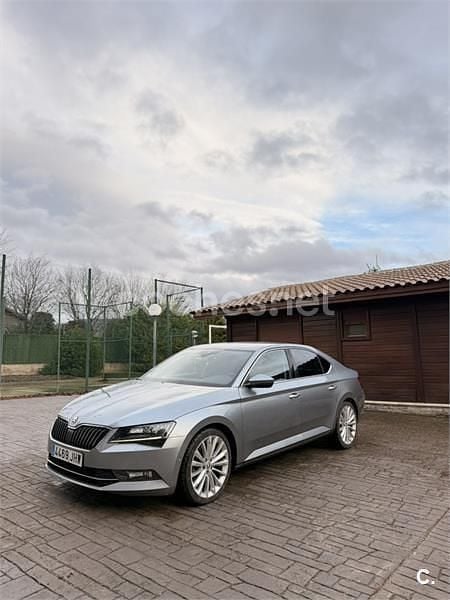 Usado Skoda Superb Ambition 150 CV (110 kW) 2015 Gris / plata Berlina