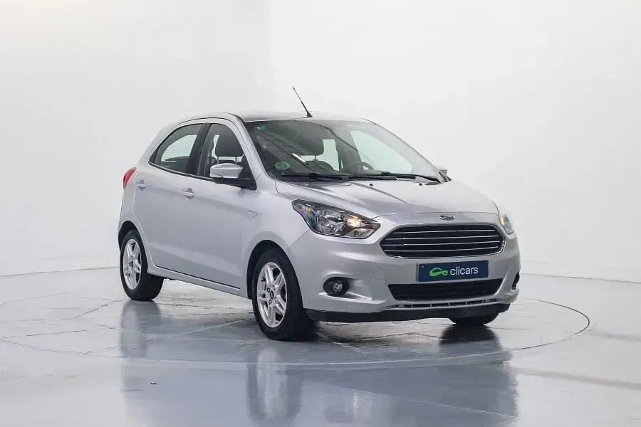 Usado Ford Ka Plus Ultimate 85 CV (62 kW) 2018 Gris / plata Utilitario