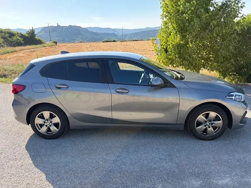 Usado BMW 118 136 CV (100 kW) 2024 Gris / plata Berlina