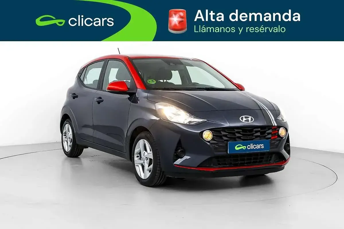 Usado Hyundai i10 67 CV (49 kW) 2022 Gris Utilitario
