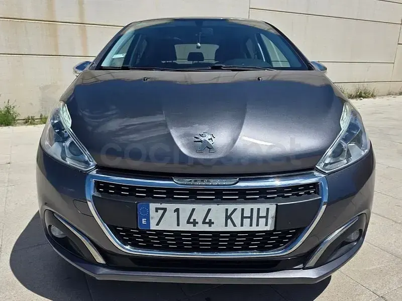 Usado Peugeot 208 Style 82 CV (60 kW) 2018 Marrón Utilitario