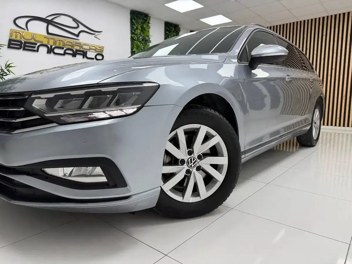 Usado VW Passat Business 122 CV (89 kW) 2022 Gris Familiar