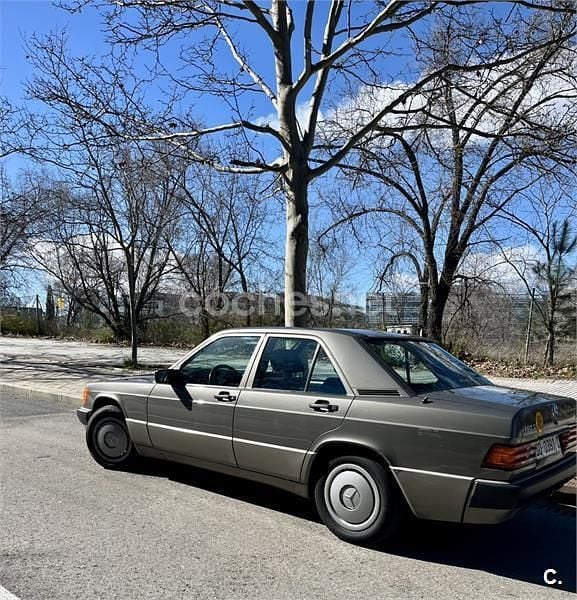 Usado Mercedes 190 109 CV (80 kW) 1992 Gris / plata Berlina
