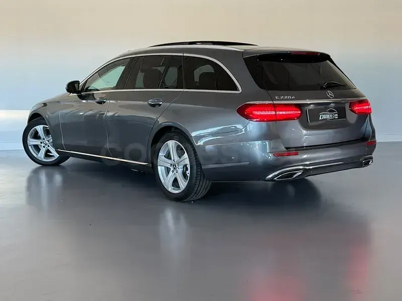 Usado Mercedes E220 194 CV (142 kW) 2019 Gris / plata Familiar