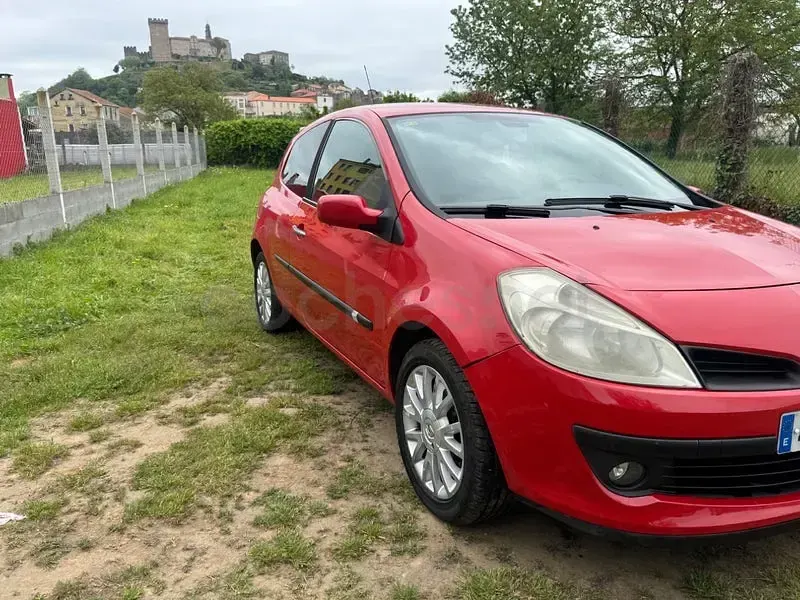 Usado Renault Clio II 100 CV (73 kW) 2009 Rojo Berlina
