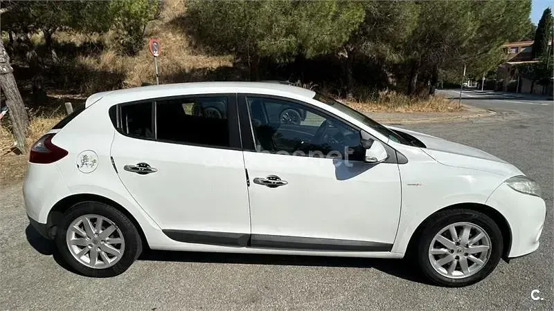 Usado Renault Mégane Dynamique 110 CV (80 kW) 2010 Blanco Berlina