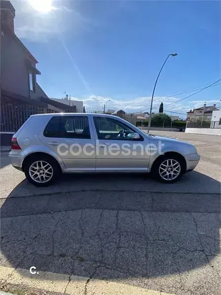 Usado VW Golf IV Highline 105 CV (77 kW) 2003 Gris / plata Berlina