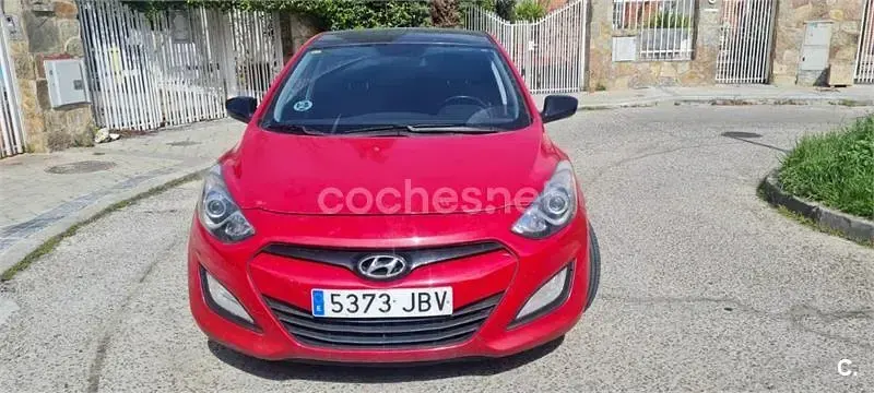 Usado Hyundai i30 90 CV (66 kW) 2015 Rojo Berlina