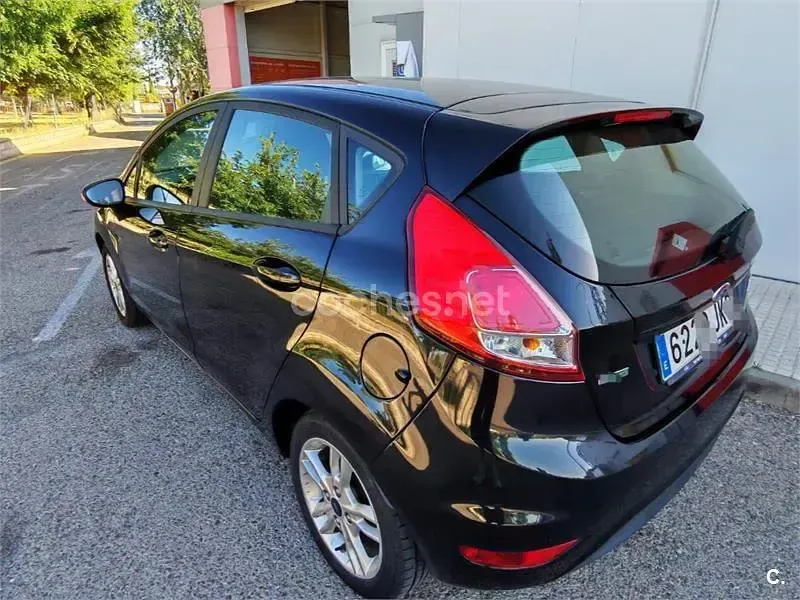 Usado Ford Fiesta Trend 100 CV (73 kW) 2015 Negro Utilitario